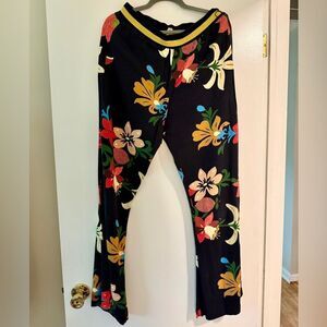 Farm Rio bootcut pant in fun design. Size L.